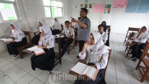 Sejumlah-siswa-mengikuti-kegiatan-belajar-mengajar-di-SMP-Maarif.jpg