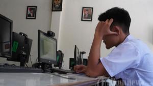Seorang-murid-mengikuti-kegiatan-belajar-mengajar-di-Ruang-Laboratorium-Komputer-SMP.jpg