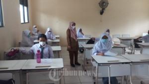 Siswa-SMK-Negeri-2-Kota-Tangerang-mengikuti-pembelajaran-tatap-muka-PTM-yang.jpg