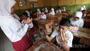 Siswa-berdoa-bersama-setelah-menyelesaikan-Ujian-Sekolah-SD.jpg