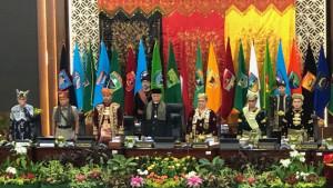 Suasana-rapat-paripurna-Hari-Jadi-Provinsi-Sumbdbaju-adat-Minangkabau.jpg