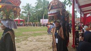 Tradisi-arak-arakan-bajamba-saat-kedatangan-Ketua-Dekranas-Wury-Ma.jpg