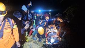 WISATAWAN-TERSESAT-Tum-Basarnas-Limspaten-s-dan-harus-ditandu.jpg