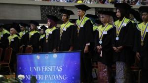 WISUDA-UNfr-2025-yfikukudari.jpg