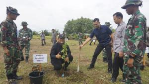 Wakil-Bupati-Pasaman-Barat-MIhpan-saat-menanam-pohon-dalam-rasrin.jpg