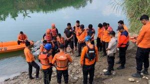 Warga-Lampung-yang-Hanyut-di-Batang-Anai-Padang-Pariaman-Pekerja-Tol-Padang-Sicincin.jpg