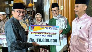 Wawako-Padang-Maigus-Nasir-menyerahkan-secara-simbolis-dana-operasional-triwulan-III-tahun-2025.jpg