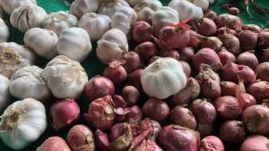 bawang-merah-di-Pasar-Sijunjung-17102025.jpg