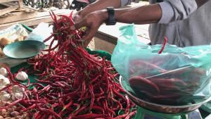cabai-merah-di-Pasar-Inpres-Sijunjung-10102025.jpg