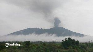 erupsi-masih-terjadi-di-gunung-Marapi-Sumatera-Barat-sekira-pukul-0857-WIB.jpg
