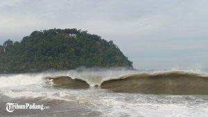 gelombang-besar-di-kawasan-pantai-padang-belakang-tangsi.jpg