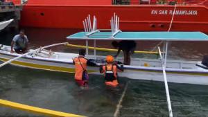 kapal-nelayan-terbalik-di-Mentawai-21392025.jpg