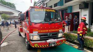 kebakaran-gudang-di-padang-timur-11112025.jpg
