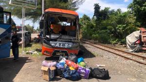 kecelakaan-bus-pariwisata-ALS-di-tol-Padang-Sicincin-2-892025.jpg