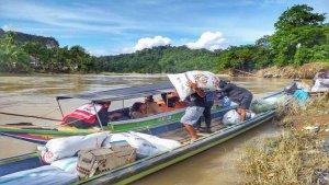 masyarakat-relawan-dan-instansi-terkait-membawa-bantuan-korban-banjir.jpg