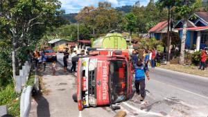 mobil-damkar-solok-terbalik-1672025.jpg