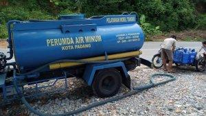 mobil-tangki-pdam-padang-saat-mendistribusikan-air-bersih-ke-warga.jpg