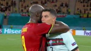 momen-kebersamaan-romelu-lukaku-dan-cristiano-ronaldo-usai-laga-portugal-vs-belgia-di-euro-2020.jpg