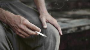orang-berusia-lanjut-sedang-memegang-rokok.jpg