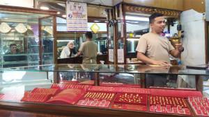pedagang-emas-di-Pasar-Raya-Padang-28102025.jpg