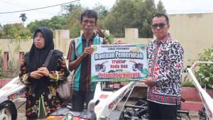 penyerahan-traktor-di-Dharmasraya-24102025.jpg