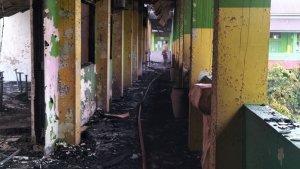 petugas-lakukan-pemadaman.jpg