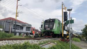 petugas-penjaga-perlintasan-kereta-api-di-padang-2292025.jpg