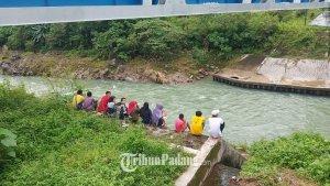 pihak-keluarga-saat-melihat-proses-penyelaman-yang-dilakukan.jpg