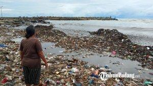 seorang-warga-saat-berada-di-tengah-tumpukan-sampah.jpgsampah-menumpuk-di-pantai-muaro-lasak.jpgwarga-saat-berada-di-pantai-muaro-lasak-padang.jpgseorang-bocah-bermain-di-pantai-muaro-lasak-padang.jpg