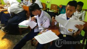 siswa-SMP-PGRI-6-belajar-di-ruang-kelas-bekas-ruang-guru.jpg