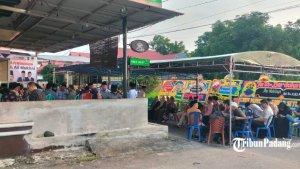 suasana-rumah-duka-mantan-Bupati-Padang-Pariaman-dua-periode-Ali-Mukhni.jpg