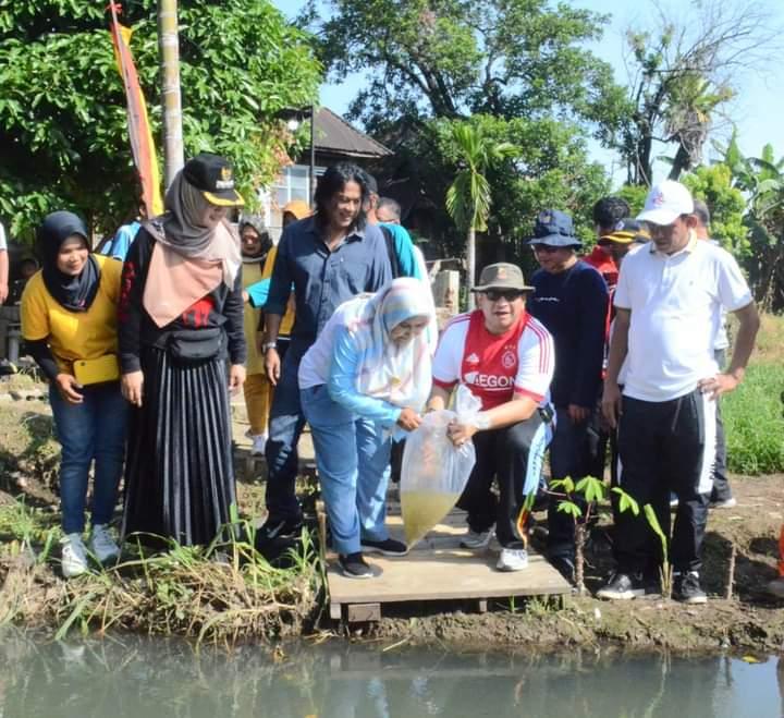 1000-Bibit-Pohon-Pinang-Ditanam-di-Air-Camar-Padang-Timur-Bibit-Ikan-Dilepaskan-di-Kolam-Larangan.jpg