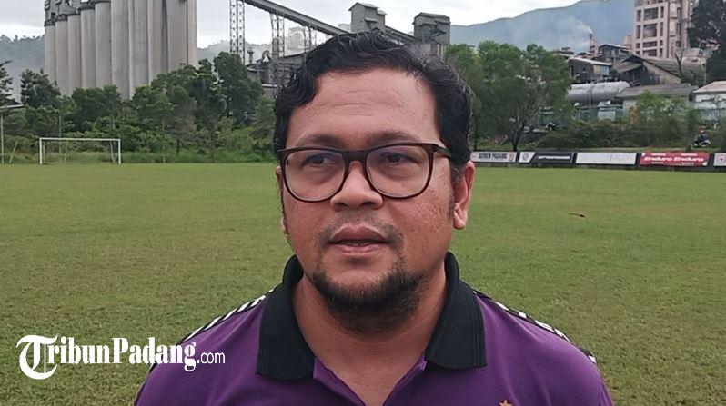 1582022-CEO-Semen-Padang-FC-Win-Bernadino-saat-berada-di-lapangan-Mess-Indarung.jpg