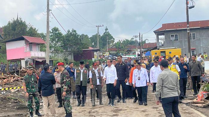 2-Presiden-Joko-Widodo-mengunjungi-korban-banjir-lahar-Dingin-Gunung-Marapi-di-Agam-Sumbar.jpg