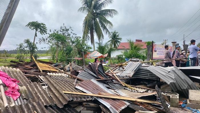 2-Remaja-Jadi-Korban-Angin-Puting-Beliung-di-Padang-Pariaman-Tertimpa-Reruntuhan-Bangunan.jpg
