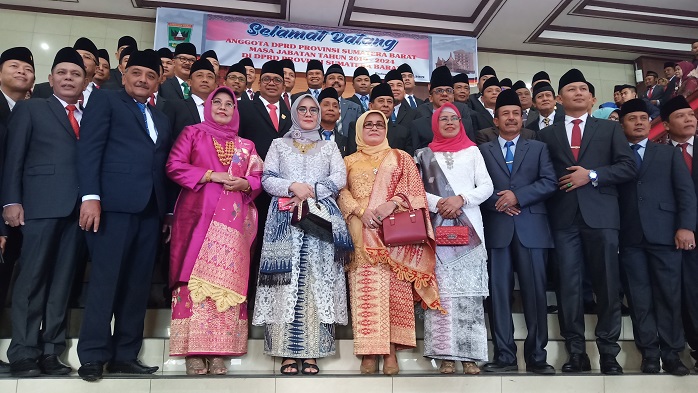 65-anggota-dprd-sumbar-yang-baru-dilantik-foto-bersama.jpg