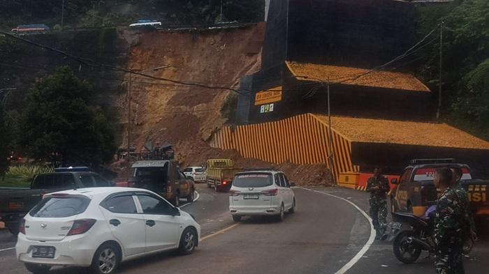AKSES-LALU-LINTAS-Kondisi-lalu-lintas-pasca-longsor-di-kelok-9-Jumat-1992025.jpg