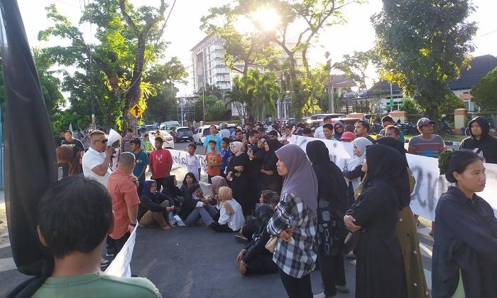 AKSI-DEMO-Sejumlah-pedagang-Jalan-Permindo-saat-melakukan-aksi-demd-pedagang-meminta-d.jpg