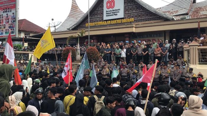 BREAKING NEWS: Massa Padati Halaman DPRD Kota Bukittinggi, Aparat Keamanan Siaga di Lokasi Aksi