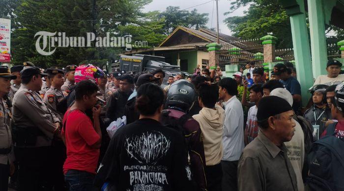 Massa Desak RSJ HB Saanin Padang Hadirkan Dokter Amel dan Riska Terkait Kasus Kematian Karim