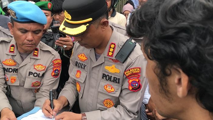 Kapolresta Bukittinggi Tanda Tangani 9 Tuntutan Massa Usut Kematian Affan Kurniawan