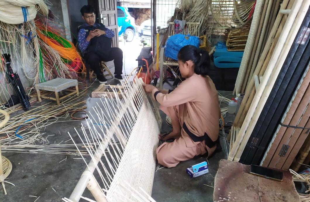 ANYAMAN-ROTAN-Seorang-perajin-membuat-anyaman-rotan-4.jpg