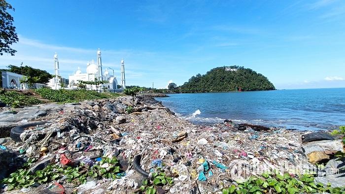 Akar-Masalah-Pencemaran-Pantai-Padang-Fasilitas-Bak-Sampah-di-Pemukiman-Dekat-Sungai-Masih-Minim.jpg