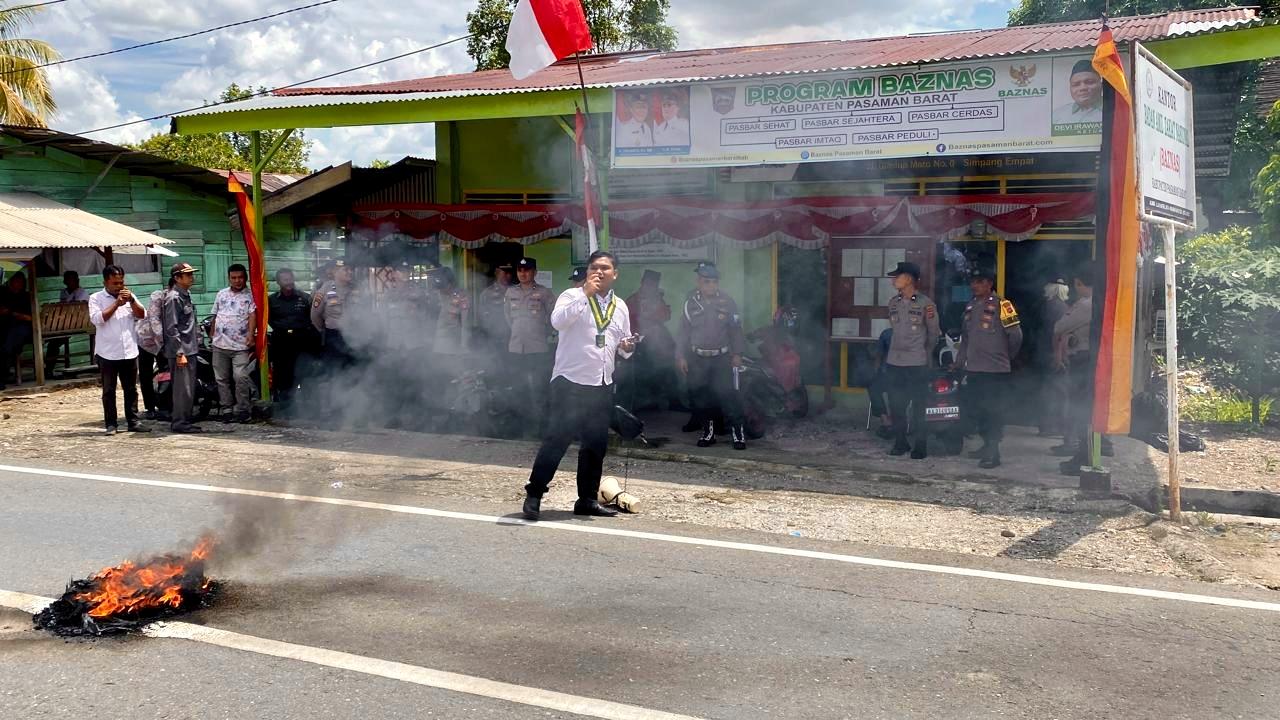 Aksi-demo-di-depan-Kantor-Baznas-Pasaman-Barat-1282025.jpg