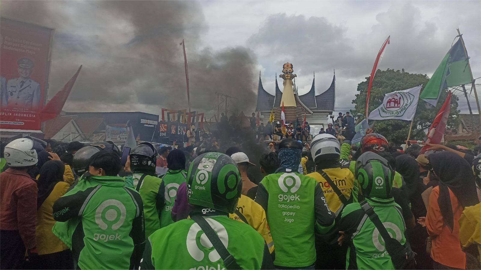 Update Demo di Bukittinggi, Massa Aksi Bakar Ban dan Spanduk di Tugu Polwan