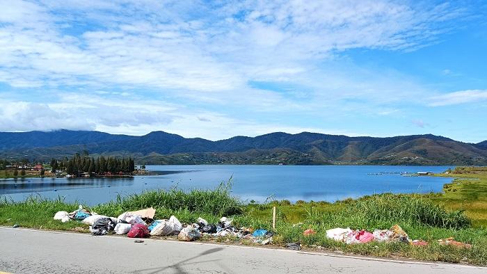 Alahan-Panjang-Memang-Indah-Tapi-Banyak-Sampah-Dibuang-ke-Pinggir-Jalan.jpg