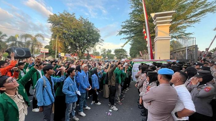BEM SB Demo di Mapolda Sumbar: Desak Usut Tuntas Kematian Afif Maulana