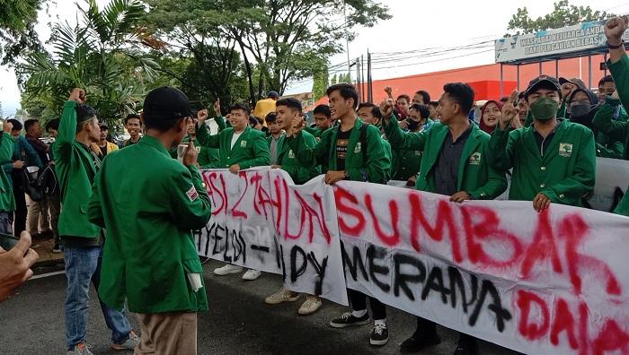 Aliansi-BEM-Sumatera-Barat-Unjuk-Rasa-di-Kantor-Gubernur-Evaluasi-Kinerja-Gubernur-dan-Wakil.jpg