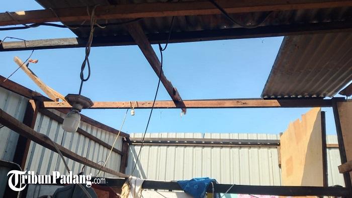 Angin-Puting-Beliung-di-Jati-Padang-Enam-Rumah-Warga-Terdampak-Yanurriyati-Atapnya-Terbang.jpg