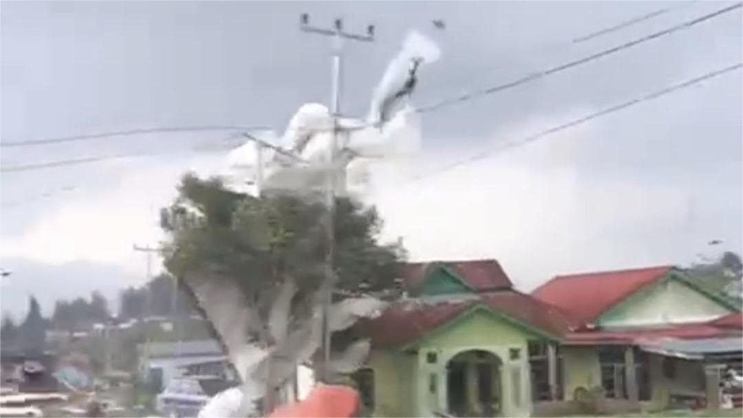 Detik-detik Angin Puting Beliung di Alahan Panjang, Warga Berhamburan Melarikan Diri ke Lokasi Aman